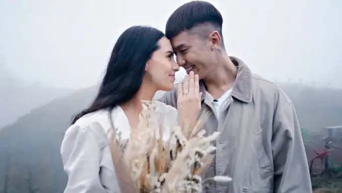 Lamar Kekasih di Atas Gunung, Ini 7 Momen Mesra Rafael Tan dan Sabina Paz