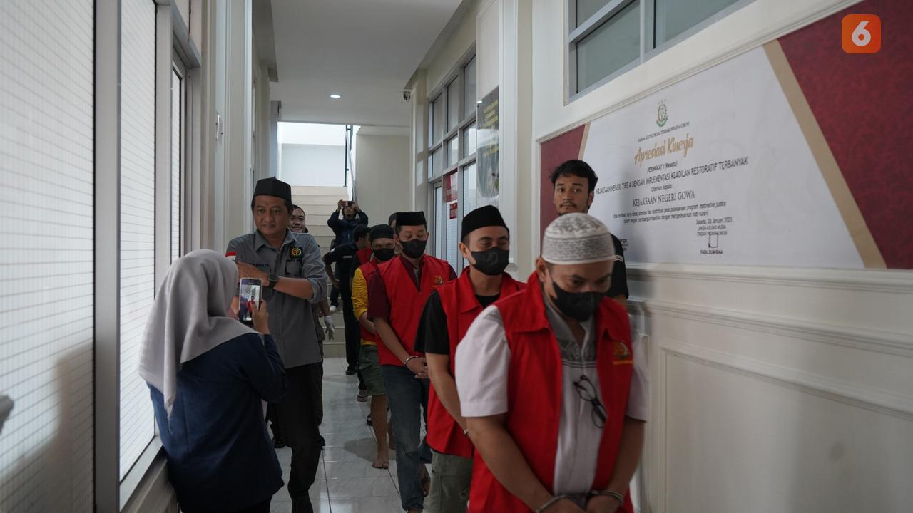 Polisi menyerahkan 11 tersangka kasus uang palsu ke Kejari Gowa. (Liputan6.com/Eka Hakim)