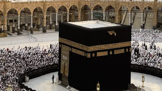 Jemaah melaksanakan tawaf di mataf Ka’bah, Masjidil Haram, Arab Saudi, Rabu, 17 Juni 2026. (dok. Media Center Haji)