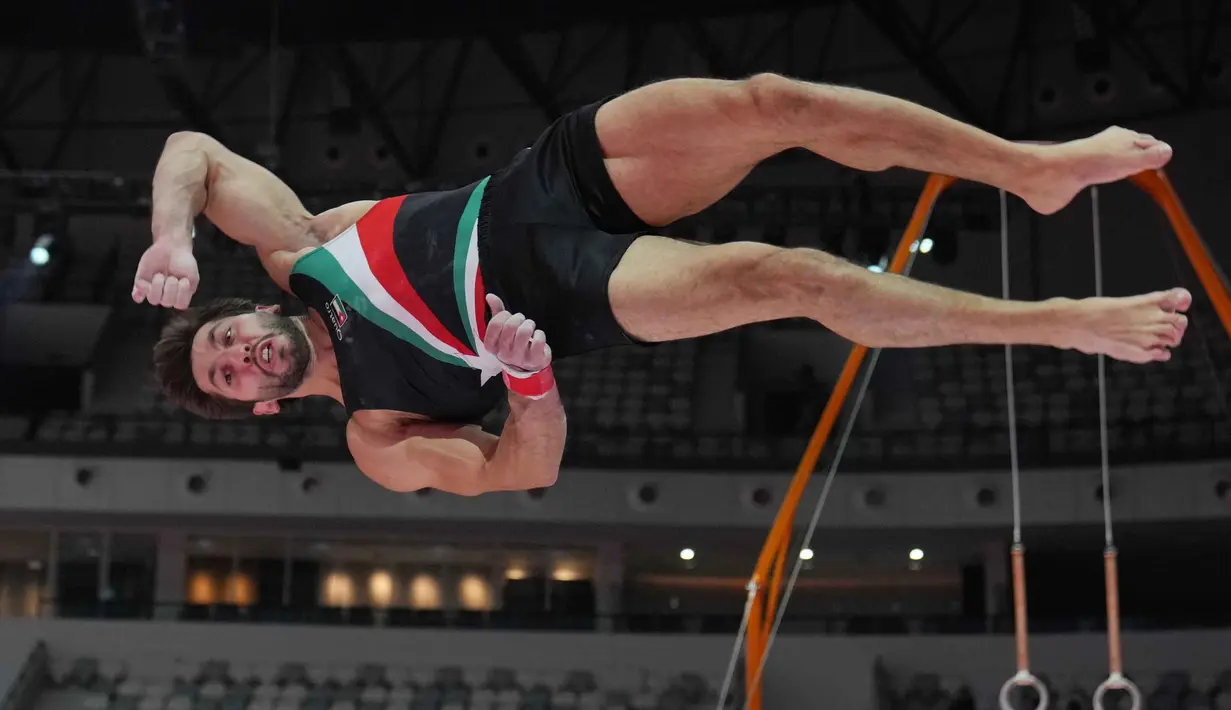Sebagai salah satu kejuaraan senam paling prestisius di dunia, World Artistic Gymnastics Championships 2025, akan diikuti 400an atlet dari 73 negara dan atlet individual netral (AIN). Secara keseluruhan ada 1.200 orang yang terakreditasi di ajang ini. Tampak dalam foto, Saleem Naghouj dari Yordania berkompetisi di lompatan kuda saat Kejuaraan Dunia Senam Artistik ke-53 di Jakarta, Minggu 19 Oktober 2025. (AP Photo/Dita Alangkara)