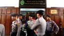 Petugas kepolisian berjaga di luar ruang sidang praperadilan Ketua DPR Setya Novanto di PN Jakarta Selatan, Kamis (30/11). Seperti diketahui, Setya Novanto untuk kedua kalinya ditetapkan sebagai tersangka korupsi e-KTP oleh KPK. (Liputan6.com/Johan Tallo)