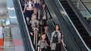 Sejumlah model berdiri di eskalator saat fashion show di Terminal 3 Ultimate Bandara Soekarno Hatta, Tangerang, Banten, Rabu (20/7). Model membawakan busana Danny Satriadi dengan tema Arkamaya. (Liputan6.com/Angga Yuniar)