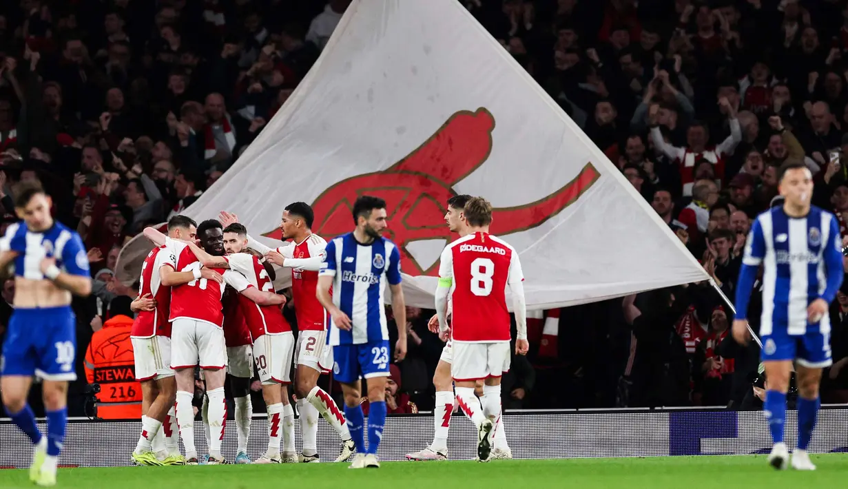 Arsenal memastikan tiket ke perempat final Liga Champions usai menang adu penalti 4-2 (1-1) atas Porto pada leg kedua babak 16 besar Liga Champions di Stadion Emirates, London, Rabu (13/3) dini hari WIB. (Adrian DENNIS/AFP)