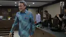 Terdakwa suap kepada mantan panitera PN Jakarta Pusat, Edy Nasution bersiap menjalani sidang pembacaan putusan di Pengadilan Tipikor, Jakarta, Rabu (6/3). Eddy dijatuhi hukuman 4 tahun penjara dan denda Rp200 juta. (Liputan6.com/Helmi Fithriansyah)
