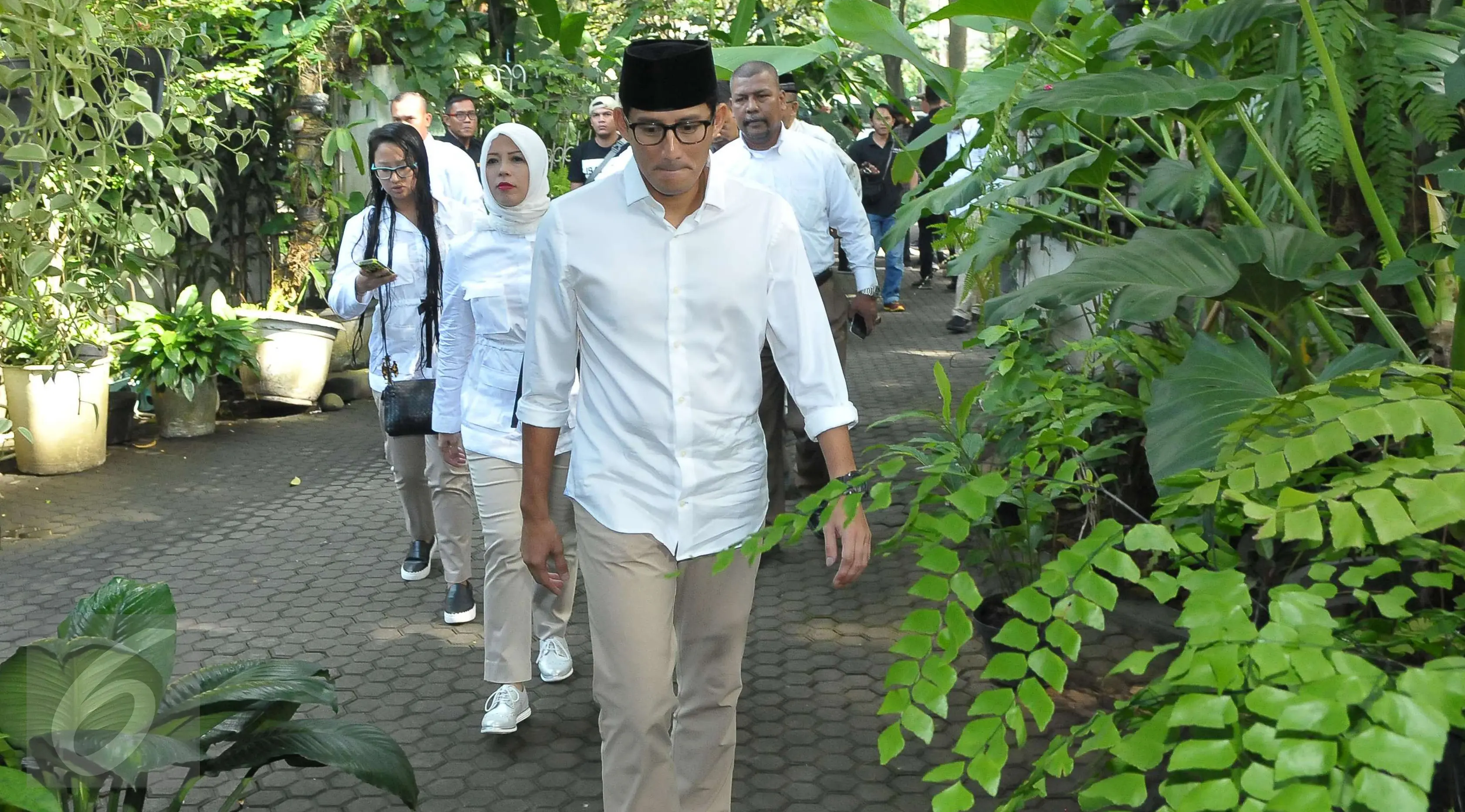 Calon Wakil Gubernur DKI, Sandiaga Uno mendatangi kediaman orangtuanya di Kebayoran Baru, Jakarta, Rabu (19/4). ). Sandiaga meminta doa restu kepada orangtuanya sebelum menggunakan hak pilihnya di TPS 01 pada Pilkada DKI 2017. (Liputan6.com/Helmi Afandi)