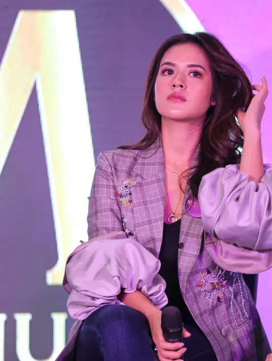 Raisa mengaku senang lantaran beberapa tahun jarang tampil bersama Afgan. Ia lebih sering membawakan lagu duetnya bareng Afgan berjudul Percayalah bersama para penonton. (Adrian Putra/Bintang.com)