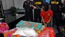 Tersangka dan barang bukti berupa kotak berisi bahan baku narkotika, ketamine di Kantor KPPBC Bandara Soekarno-Hatta, Tangerang. Paket ketamine senilai Rp 24,8 miliar, diselundupkan dari India.(Antara