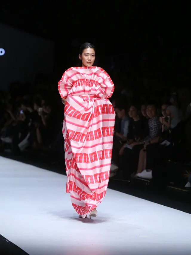 Koleksi khas musim panas meriahkan panggung Jakarta Fashion Week 2019