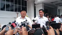 Prabowo Subianto didampingi Gibran Rakabuming Raka tiba di Kantor KPU dalam rangka penetapan pemenang Pilpres 2024. Prabowo dan Gibran akan ditetapkan sebagai Presiden dan Wakil Presiden RI terpilih periode 2024-2029. (Merdeka.com)