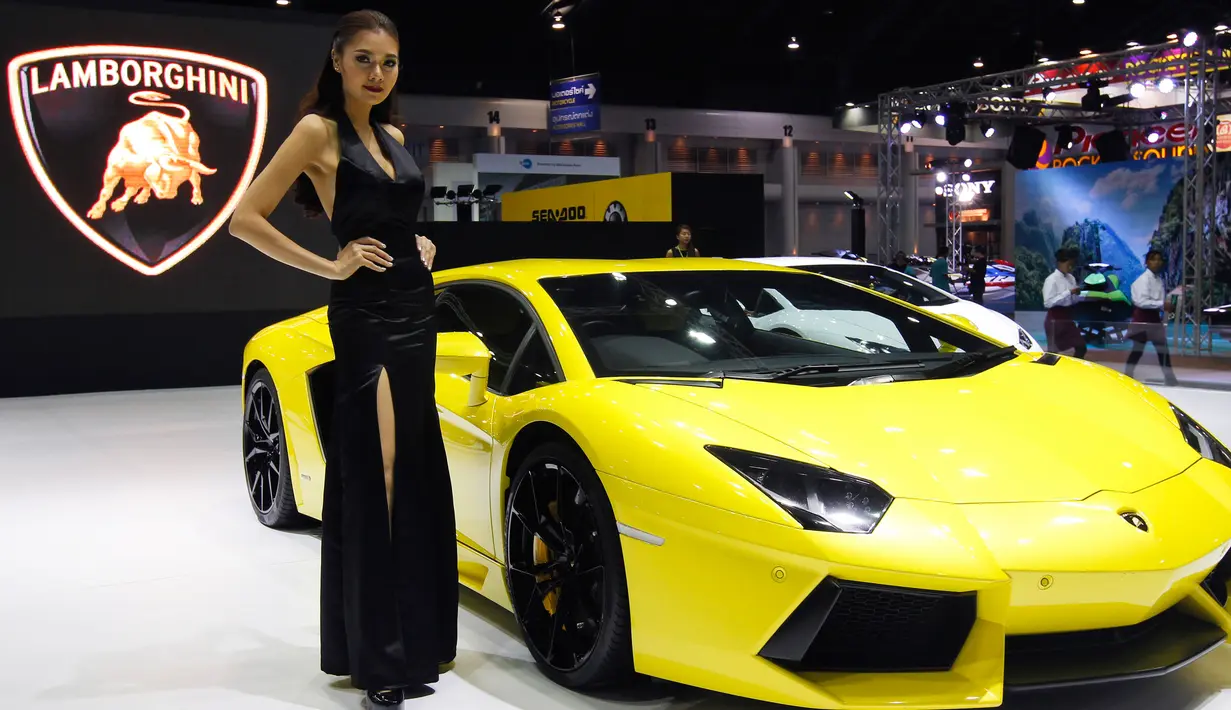 Model berpose di samping mobil Lamborghini Aventador LP700-4 selama Bangkok Internasional Motor Show 2016  di Thailand, (22/3). Tahun ini merupakan pergelaran ke-37 kalinya dari pameran otomotif terbesar ini. (REUTERS / Chaiwat Subprasom)