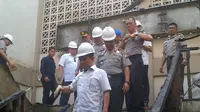 Menteri Yuddy Chrisnandi meninjau gedung Polda Jawa Tengah yang terbakar. (Liputan6.com/Edhie Prayitno Ige)