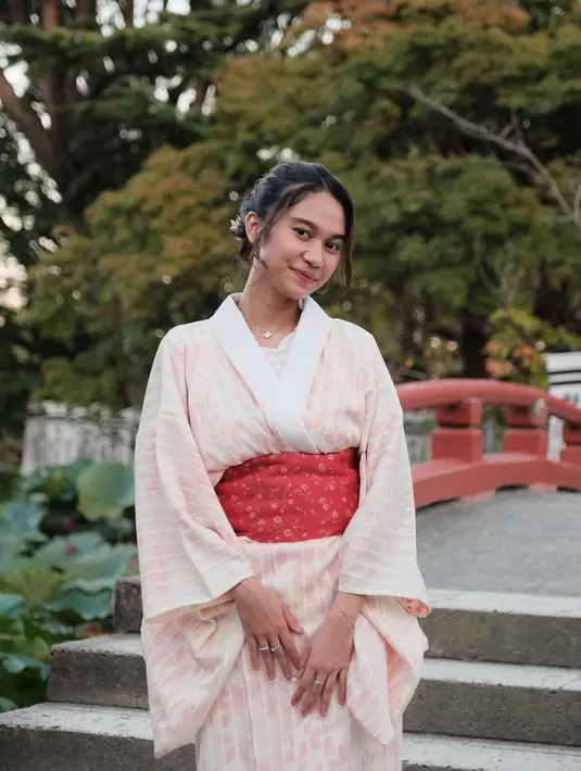 Senyum simpul dengan makeup natural ditambah dengan tatanan rambut updo membuat perempuan yang akrab disapa Zize ini sangat memikat.   [@azizahsalsha_]