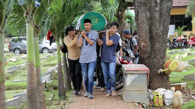 [Bintang] Pemakaman Ayah Enda Ungu
