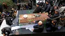Peti mati yang membawa jenazah mantan Presiden Iran, Ali Akbar Hashemi Rafsanjani menuju tempat upacara pemakaman di Teheran, Iran (10/1). Mantan Presiden Iran tersebut meninggal dunia pada usia 82 tahun karena serangan jantung. (AFP/Atta Kenare)