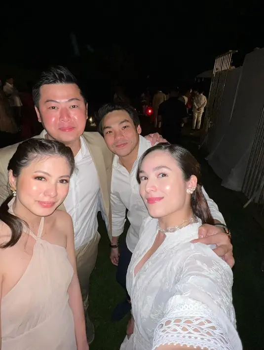 Dress renda warna putih jadi pilihan Chelsea saat menghadiri acara pesta pernikahan malam hari. [Foto: IG/robclintonkardinal].