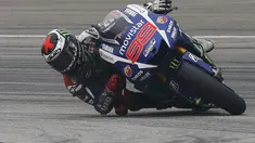 Pembalap Yamaha Jorge Lorenzo beraksi di lintasan balap selama sesi latihan bebas di Sirkuit Internasional Sepang, Malaysia, Sabtu  (24/10/2015). Meskipun sirkuit sedikit berkabut, Lorenzo tetap optimis untuk menang. (REUTERS/Olivia Harris)