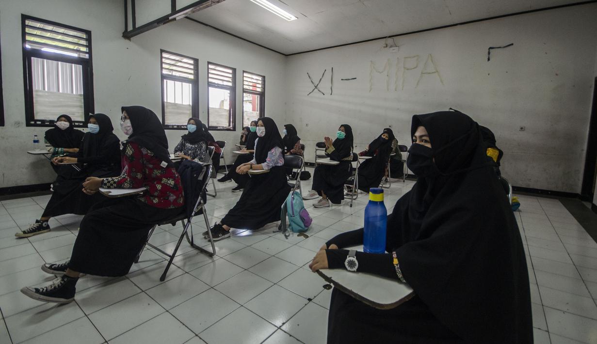 Siswa SMP menerapkan jarak sosial saat pembelajaran tatap muka di Sekolah Islam Ibnu Aqil Ibnu Sina, Soreang, Bandung, Jawa Barat, Rabu (5/8/2020). Indonesia akan mengizinkan sekolah di zona hijau COVID-19 melakukan pembelajaran tatap muka di bawah protokol kesehatan yang ketat. (Xinhua/Septianjar)