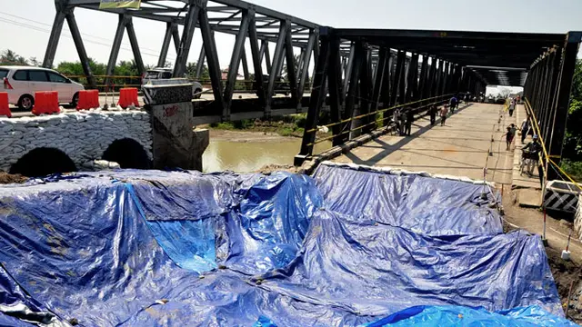 Peristiwa amblasnya Jembatan Comal tersebut hendaknya mendorong pemerintah untuk mengevaluasi pengembangan sistem transportasi nasional. 