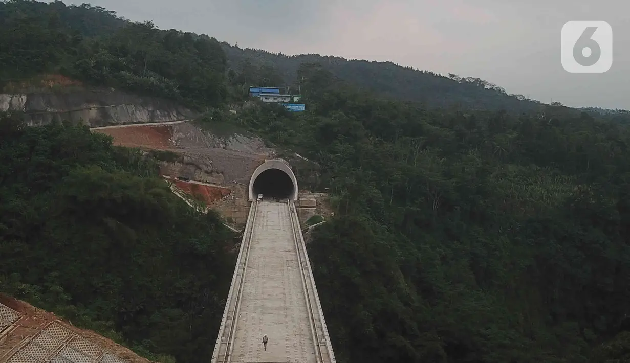Suasana proyek Tunnel 6 Kereta Cepat Jakarta Bandung sepanjang panjang 4.478 meter atau 4,4 kilometer yang berlokasi di kawasan Cikalong Wetan, Depok, Purwaarta, Kamis (27/1/2022). (Liputan6.com/Herman Zakharia)