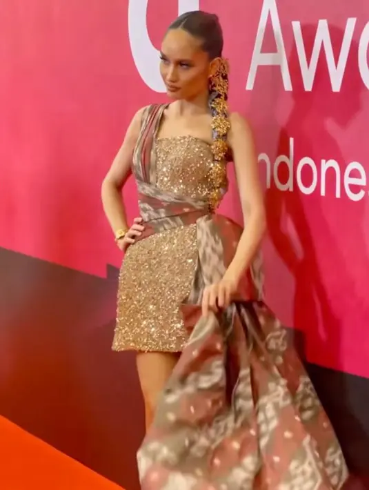 Berbeda dari tampilan panggungnya, Cinta Laura tampil dalam balutan busana etnik saat di karpet merah. [@claurakiehl]