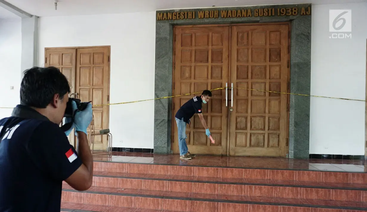 Proses olah tempat kejadian perkara (TKP) penyerangan Gereja Santa Lidwina Bedog, Trihanggo, Sleman, Yogyakarta, Minggu (11/2). (Liputan6.com/Arya Manggala)