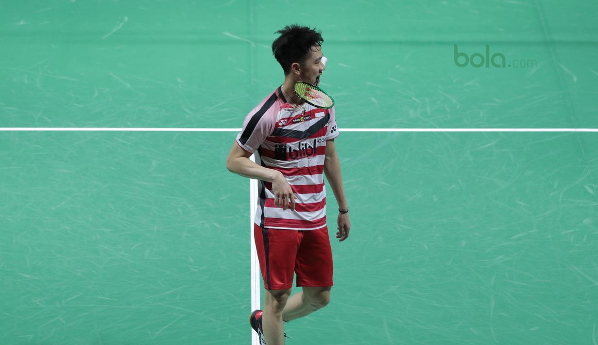 Kevin Sanjaya mengigit raket saat melawan Mads Conrad/Mads Pieler pada perempat final Indonesia Open 2018 di Istora Senayan, Jakarta, (6/6/2018). Kevin/Marcus menang 20-22, 22-20, 21-18. (Bola.com/Nick Hanoatubun)