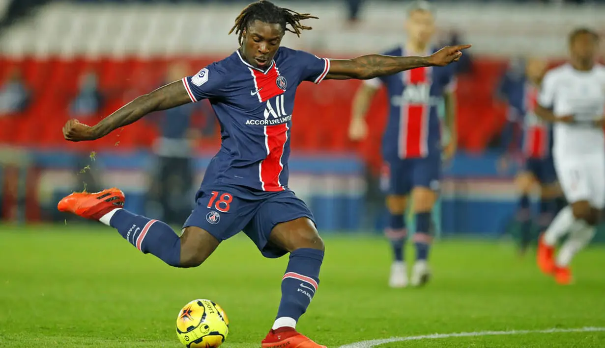 Penyerang Paris Saint-Germain (PSG), Moise Kean, melepaskan tendangan saat melawan Rennes pada laga Liga Prancis di Stadion Parc des Princes, Sabtu (7/11/2020). PSG menang dengan skor 3-0. (AP/Christophe Ena)