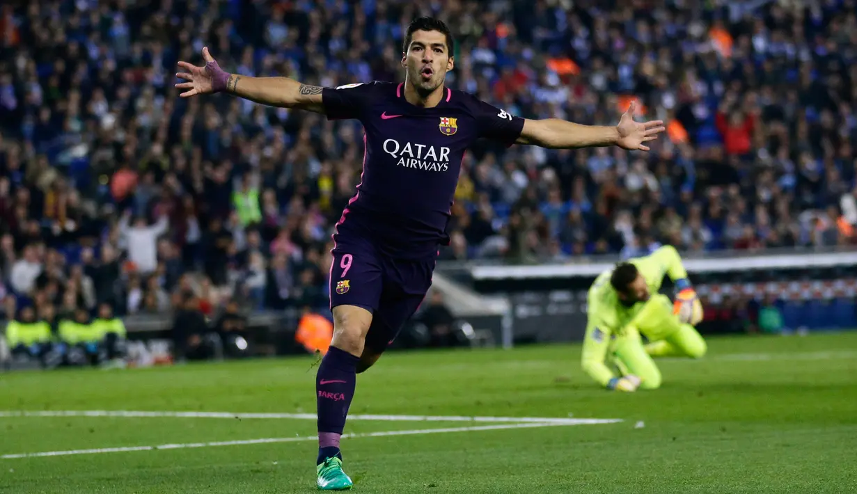 Barca ketiban berkah di awal babak kedua, ketika Luis Suarez membuka keunggulan memanfaatkan blunder fatal Espanyol dalam laga Liga Spanyol, di Stadion RCDE, Spanyol, Sabtu (29/4). (AP Photo/ Manu Fernandez)