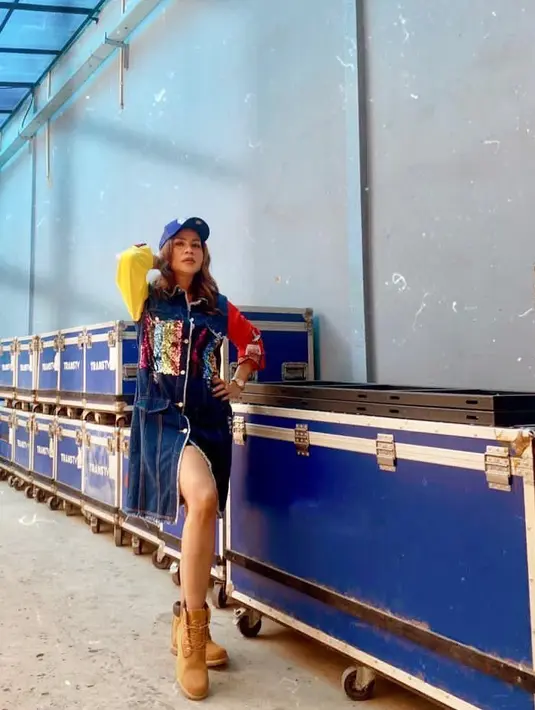 "Rasanya senang sekali, super happy dan sangat bersyukur bisa syuting In The Kost di NET lagi  karena lumayan lama break-nya, sebulan lebih. Jadi happy sekali, saya merasa semua yang terlibat di In The Kost seperti keluarga sendiri," kata Melaney Ricardo. (Instagram/melaney_ricardo)