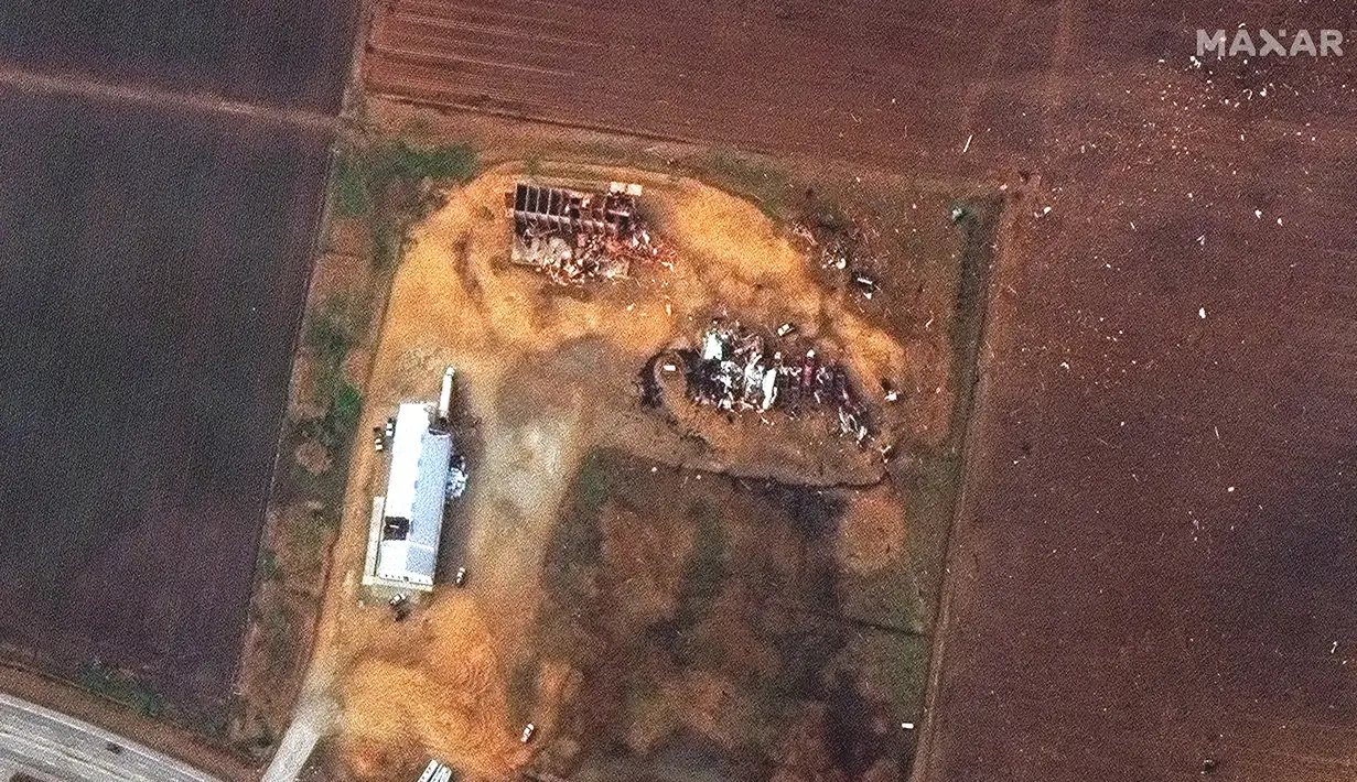 Foto satelit menunjukkan bangunan pertanian rusak parah setelah diterjang tornado di Monette, Arkansas, Amerika Serikat, 11 Desember 2021. Sebanyak 78 orang tewas setelah serangkaian tornado mengamuk di AS. (Satellite image ©2021 Maxar Technologies via AP)