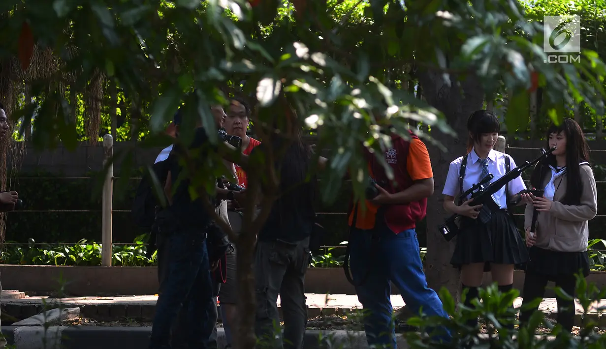 Sejumlah fotografer melakukan sesi foto model di kawasan Bundaran HI,Jakarta, Sabtu (16/6). Di hari kedua lebaran fotografer memanfaatkan jalan kosong untuk hunting model bersama. (Merdeka.com/Imam Buhori)