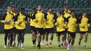 Para pemain Dortmund melakukan pemanasan saat latihan di Guangdong, Cina, Senin (17/7/2017). Dortmund akan menghadapi AC Milan pada laga International Champions Cup. (AFP)