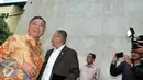 Ketua Fraksi PPP Hasrul Azwar (kiri) saat tiba di Polda Metro Jaya, Jakarta, Selasa (1/3). Kedatangannya tersebut untuk menemui rekan mereka yang terjerat kasus penganiayaan pembantu, Fanny Safriansyah alias Ivan Haz. (Liputan6.com/Johan Tallo)
