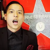 Ernest Prakasa tengah merasakan cemas yang luar biasa menjelang film ke-2 yang berjudul ‘Cek Toko Sebelah’ akan segera tayang. Ernest mengibaratkan rasa cemasnya seperti ibu-ibu hamil yang akan melahirkan. (Instagram/Ernestprakasa)