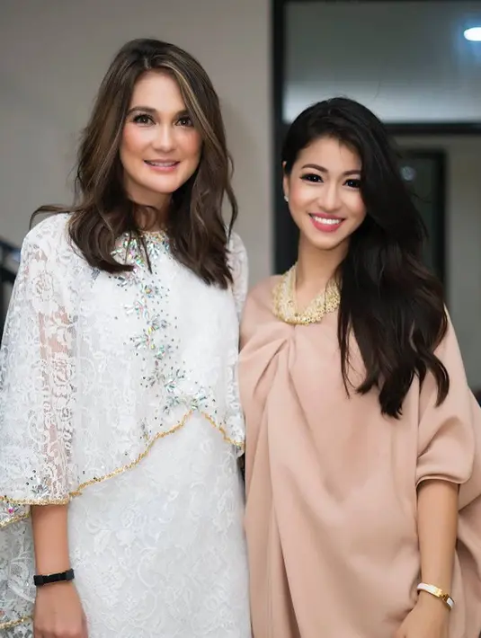 Saat tampil bersama, tidak jarang yang menyebut keduanya seperti saudara. Hanya terpaut usia tiga tahun persahabatan keduanya seperti kakak beradik. Sama-sama menjadi seorang model, paras keduanya pun kerap mencuri perhatian para penggemar. (Liputan6.com/IG/@kerenina_sunny)
