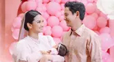 Sabrina Anggraini terlihat mengunggah momen tasyakuran aqiqah putri pertamanya di akun Instagram. Dalam momen tersebut ia dan keluarga kecilnya terlihat tampil kompak dengan busana bernuansa pink muda. (Liputan6.com/IG/@sabrinaanggraini)