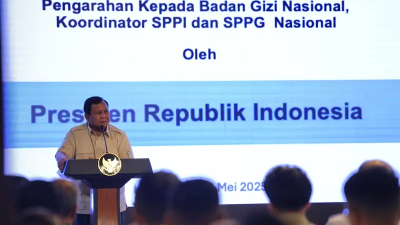 Presiden Prabowo Subianto saat memberikan pengarahan kepada Badan Gizi Nasional, Koordinator SPPI dan SPPG Nasional, di Hambalang, Bogor, Jawa Barat, Sabtu (3/5/2025). (Merdeka.com/Alma Fikhasari)