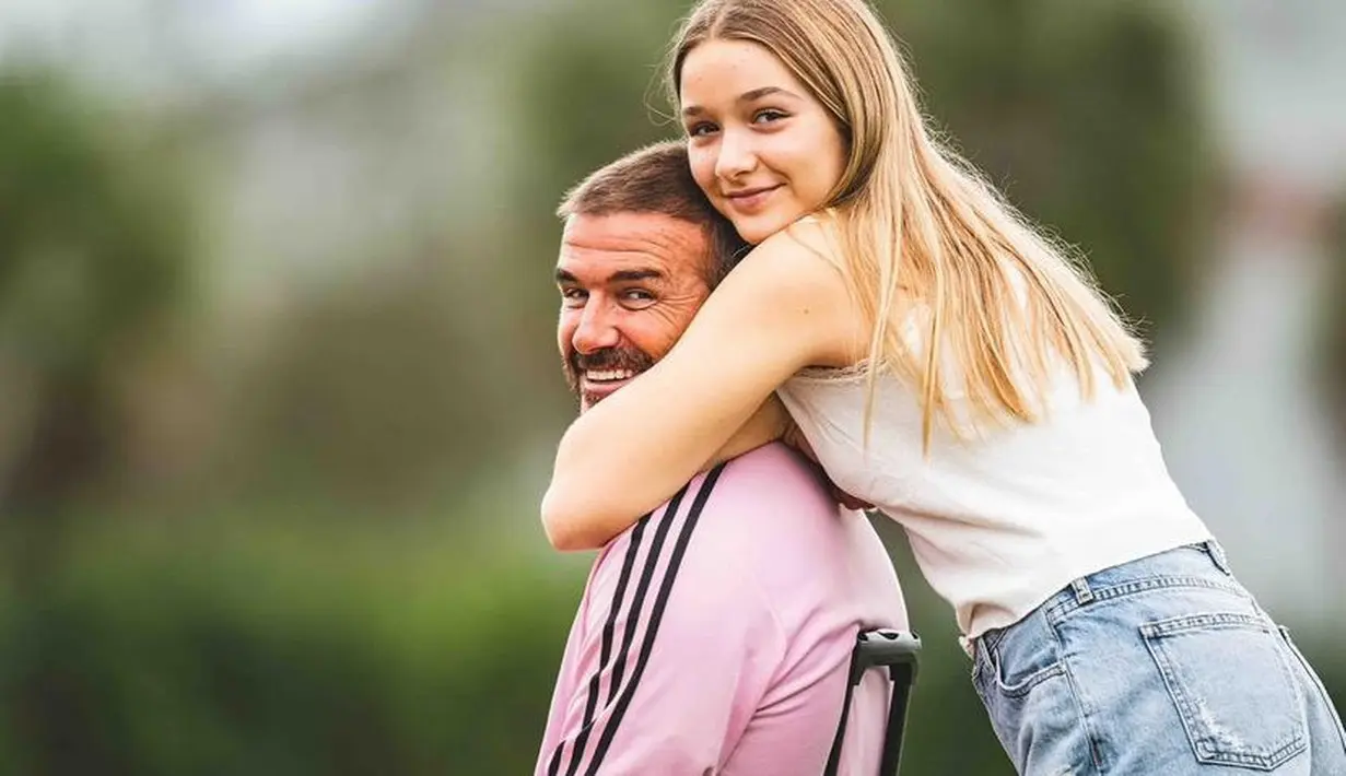 Beranjak remaja, ia pun memiliki paras yang memesona. Harper mengenakan atasan tank top putih dipadukan celana denimnya.  [@davidbeckham]