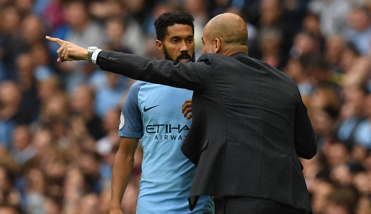 Gael Clichy. Bek asal Prancis ini meninggalkan Arsenal pada musim 2011/2012 menuju Manchester City. Mampu meraih 2 gelar Premier League bersama Manchester City pada musim 2013/2014 dan 2015/2016 setelah sebelumnya meraih 1 gelar Premier League bersama Arsenal pada musim 2003/2004. (AFP/Paul Ellis)