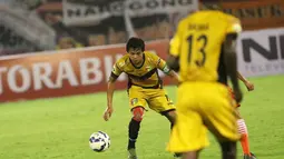 Pemain Tulehu, Rizky Pellu  yang kaya pengalaman, dipercaya sebagai kapten Mitra Kukar. (Bola.com/Nicklas Hanoatubun)