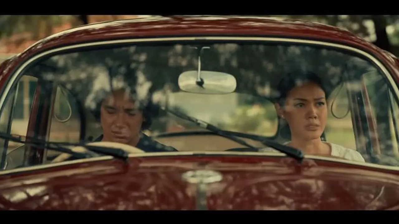 Adipati Dolken dan Della Dartyan (YouTube/Falcon)