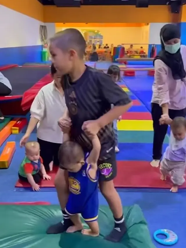 El Barack selalu mengasuh adiknya (Instagram/inijedar)