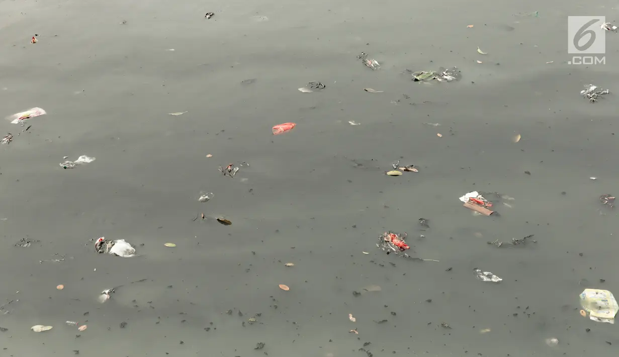 Sampah mengotori aliran Kanal Banjir Timur (KBT) di Jakarta, Sabtu (15/9). Banyaknya limbah rumah tangga dan limbah industri menyebabkan kanal pengendali banjir tersebut selalu tercemar dan dipenuhi sampah. (Liputan6.com/Immanuel Antonius)