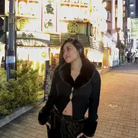 Rachel tampil mengenakan jaket hitam dengan krah berbulu dan memerlihatkan pusarnya. Dipadukan dengan celana warna serasi. (@rachelvennya)