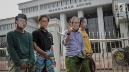 Sejumlah massa aksi dari Indonesia Corruption Watch (ICW) menggelar aksi teatrikal klinik sunat putusan koruptor di depan Gedung Mahkamah Agung, Jakarta, Jumat (29/3). Dalam aksinya mereka menuntut Mahkamah Agung untuk menolak setiap permohonan PK yang diajukan oleh terpidana korupsi. (Liputan6.com