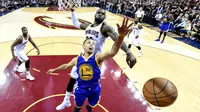 Pemain Cavaliers, LeBron James #23 menghalau tembakan pemain Warriors, Stephen Curry #30 pada game ke-6 Final NBA di Quicken Loans Arena, Jumat (17/6/2016) WIB. (Mandatory Credit: Bob Donnan-USA TODAY Sports)