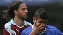 4. Tangan dari pemain Burnley, George Boyd, memegang wajah bomber Chelsea, Diego Costa pada laga Premier League di Stadion Stamford Bridge, London, Inggris, Sabtu (27/8/2016). (Reuters/Andrew Couldridge)