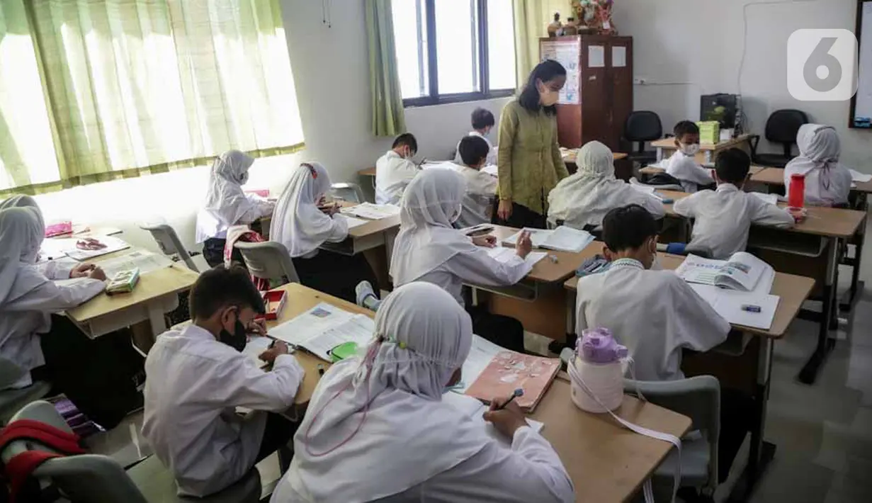 Guru mengajar murid di SDN Cibubur 04, Jakarta, Jumat (13/5/2022). Kegiatan belajar di sekolah yang mencakup wilayah DKI Jakarta, Banten, dan Jawa Barat kembali dimulai pascalibur Lebaran. (Liputan6.com/Faizal Fanani)