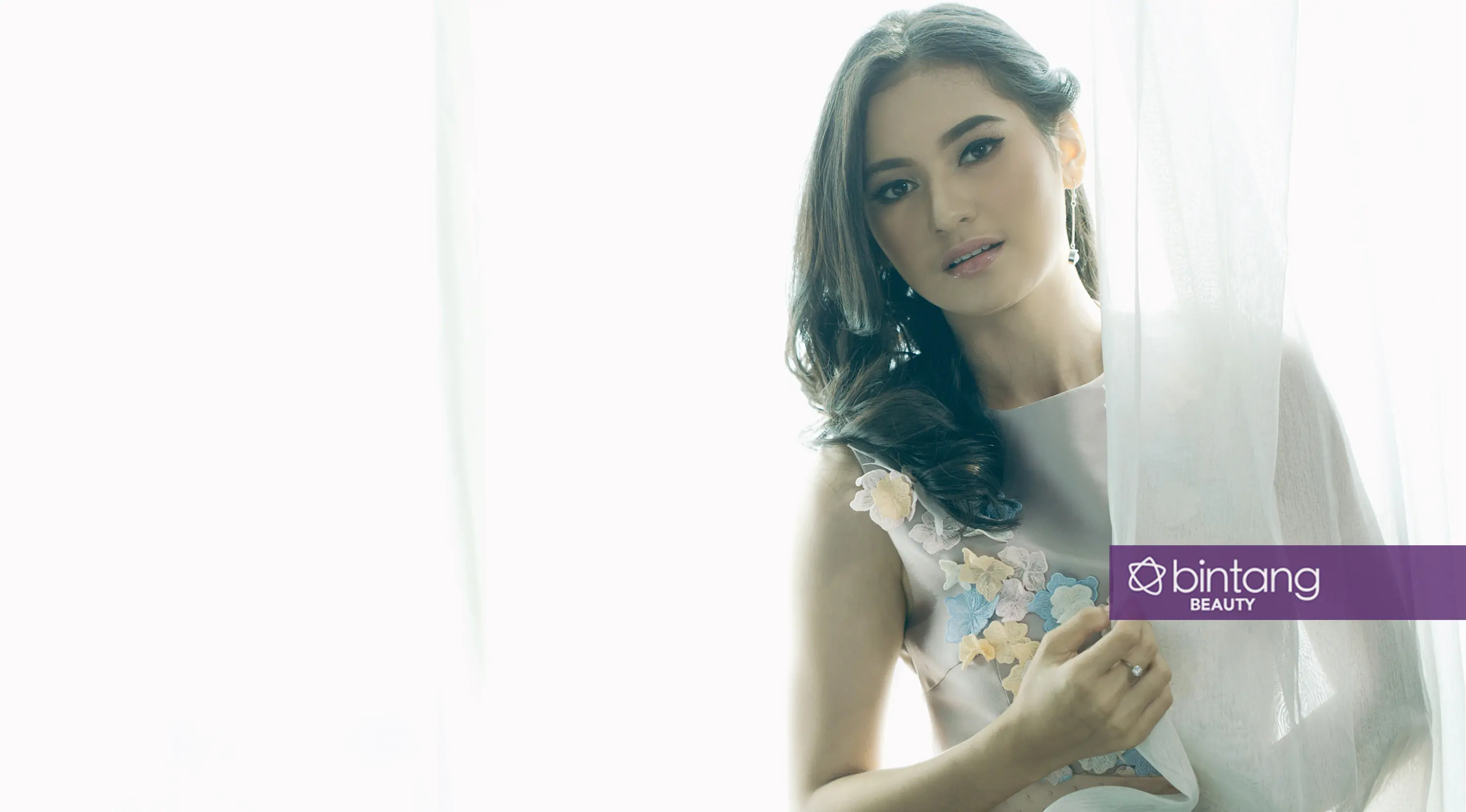 Makeup untuk acara prom night. (Sumber foto: Daniel Kampua/Bintang.com, Digital Imaging: Nurman Abdul Hakim/Bintang.com, Stylish: Indah Wulansari/Bintang.com, Model: Indah Permatasari)