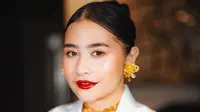 Penampilan super memukau Prilly Latuconsina di red carpet. Rambutnya ditata sleek look, makeup yang clean, dan pulasan lipstik merah. [Foto: Instagram/prillylatuconsina96]